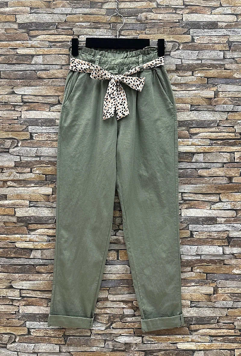 CHRYS-Baumwollhose mit Schal-inspiriertem Gürtel und Vordertaschen