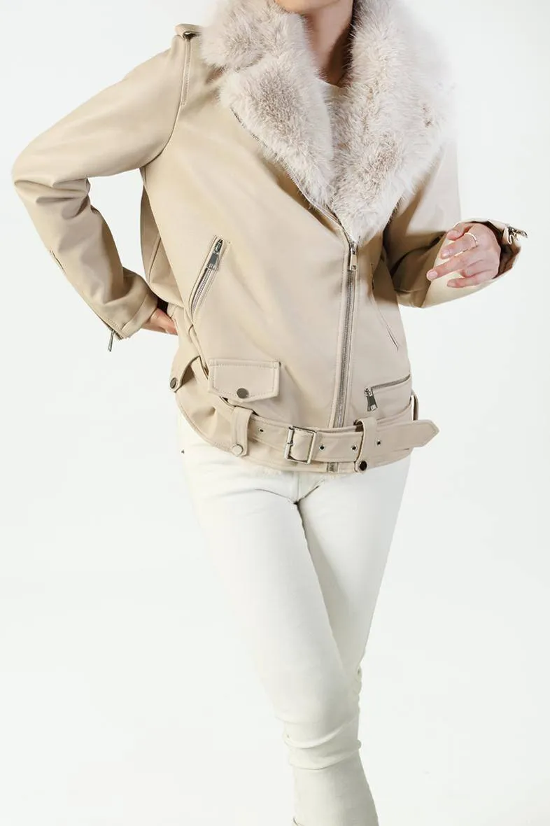 Jacke aus ähnlichem Leder mit abnehmbarem Kunstpelz