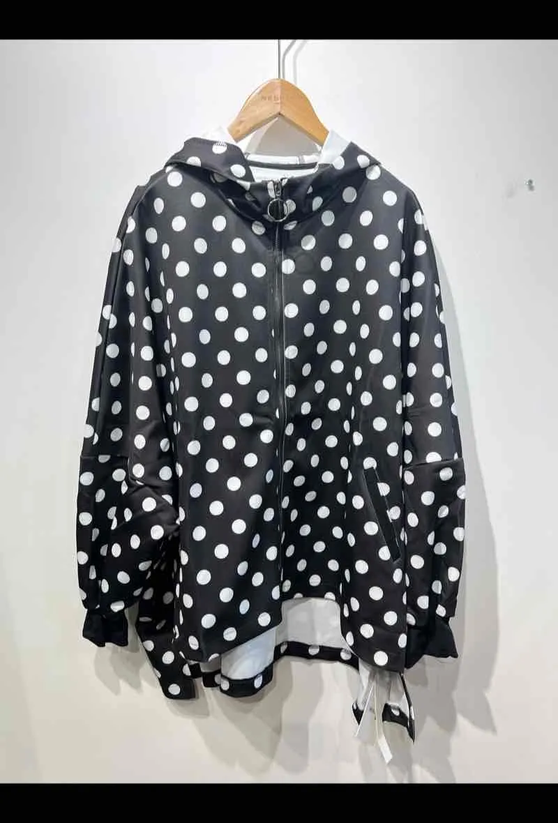 JACKE MIT KLEINEN Tupfen