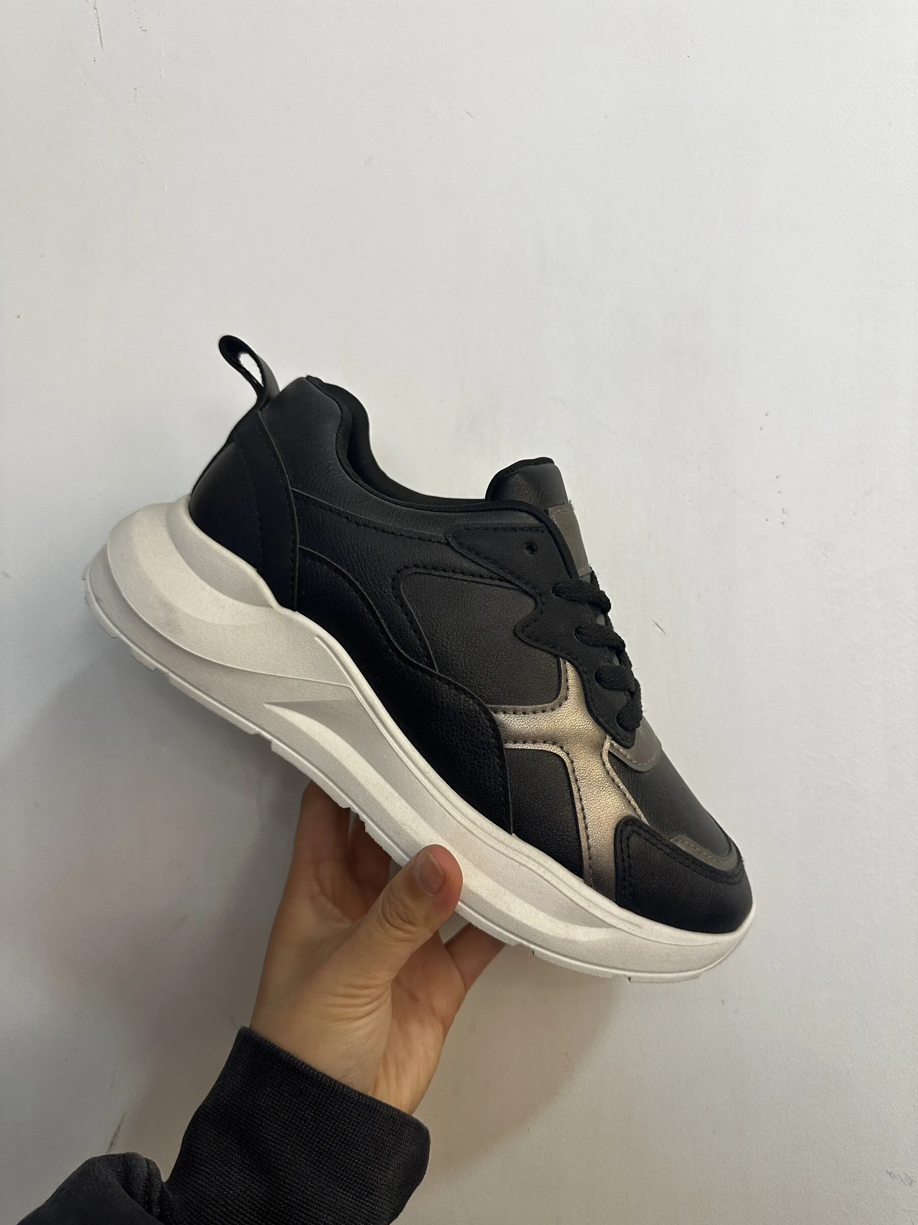 Schwarzer Sneaker