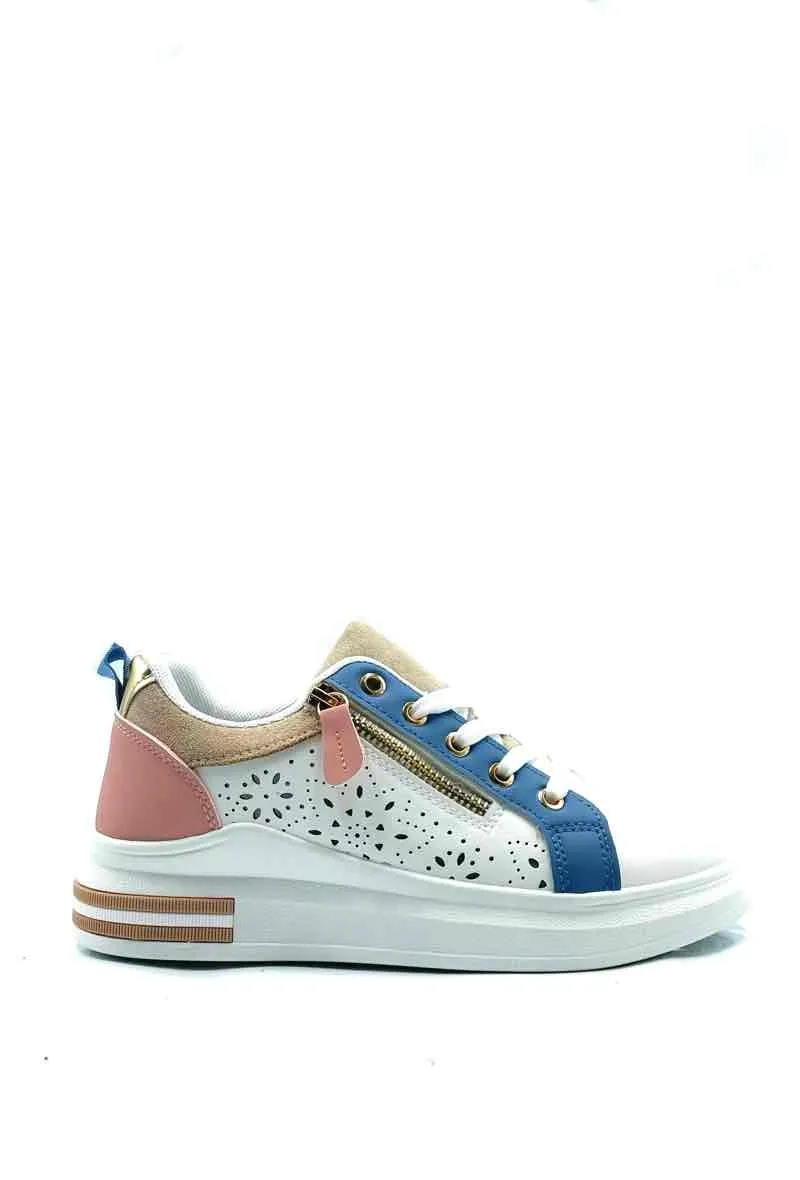 Sneaker aus Materialmix